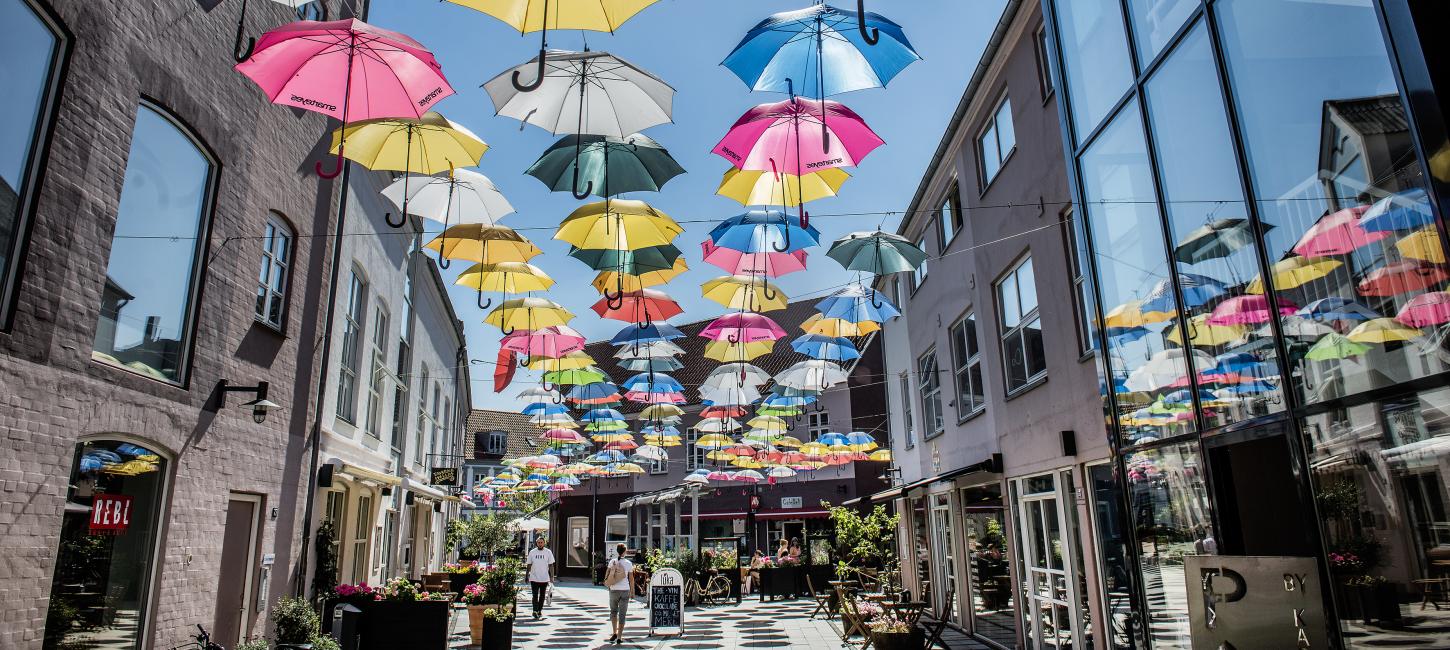 Blå himmel med paraplyer i Midtpunktet i Vejle 