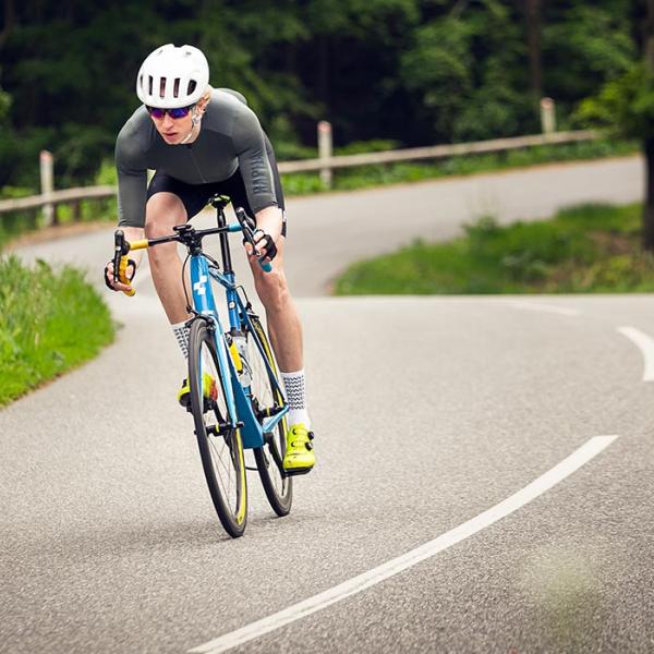 Landevejsrytter cykler ned ad Munkebjerg-bakken