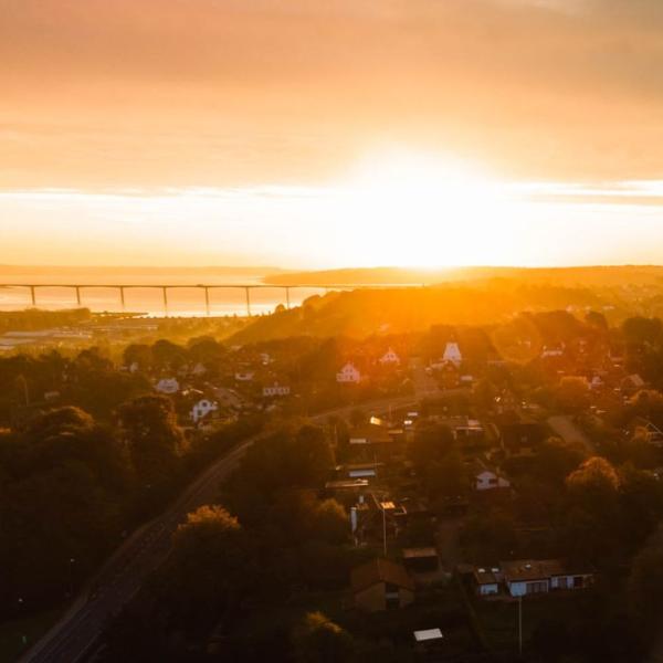 Udsigt over Vejle by i solnedgangen