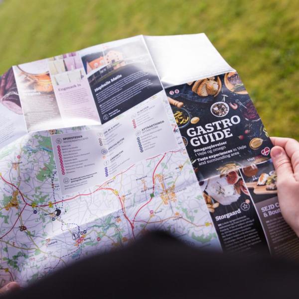 Turist kigger på kortet i Vejles Gastro Guide