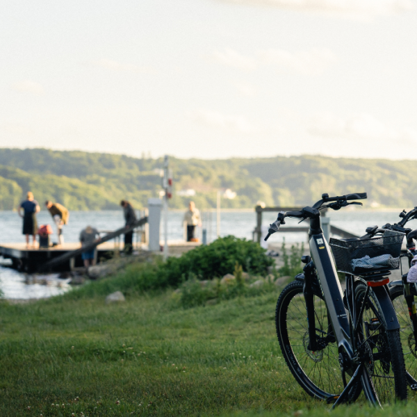 Cykler parkeret ved Tirsbæk Strand