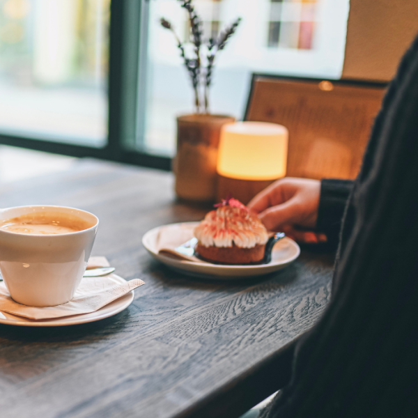 Konditoriet Conrads kaffe og kage ved bord