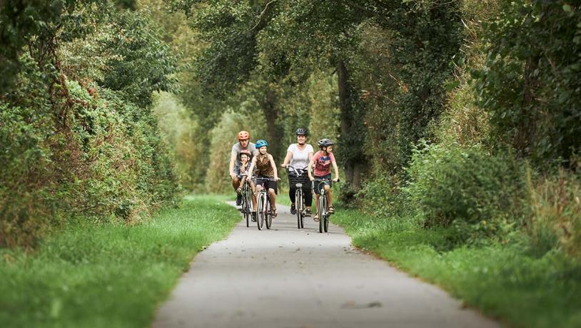 En familie cykler langs Bindeballestien tæt ved Vingsted