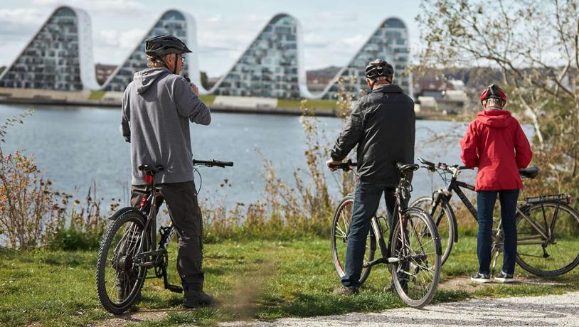 Cyklister foran Bølgen