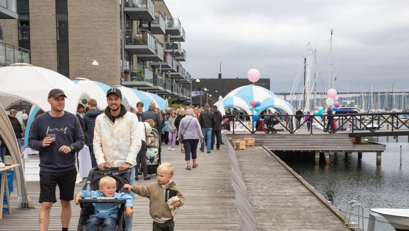 Vejle Fjordfestival 2021 med familie ved havnepromenaden