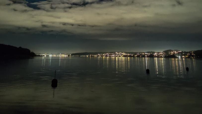 Aftenhimmel med udsigt over Vejle Fjord og lya