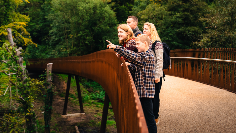 Familie på Stibroen over Grejsdalen