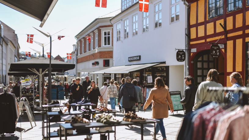 Mennesker på shoppetur i gågaden i Vejle