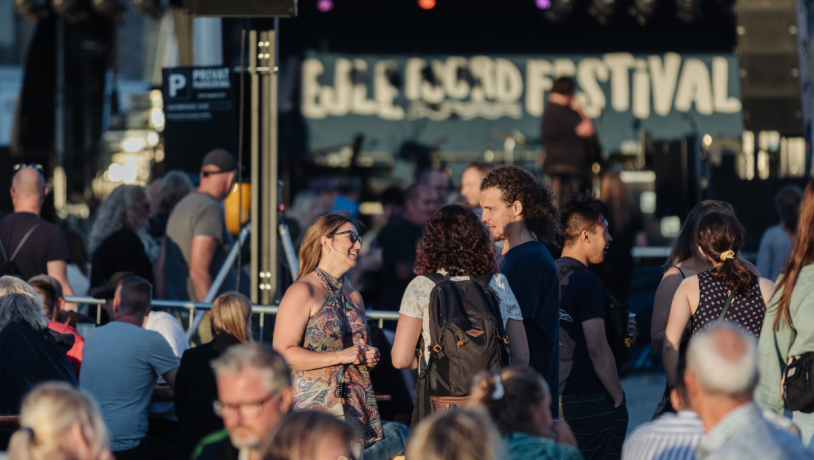 Mennesker foran scenen til Vejle Fjordfestival