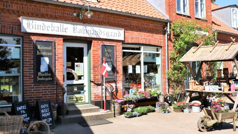 Bindeballe Købmandsgård set udefra en sommerdag