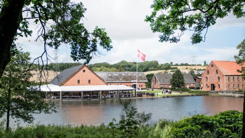 Hopballe Mølle omkranset af skov, marker og Grejs Å
