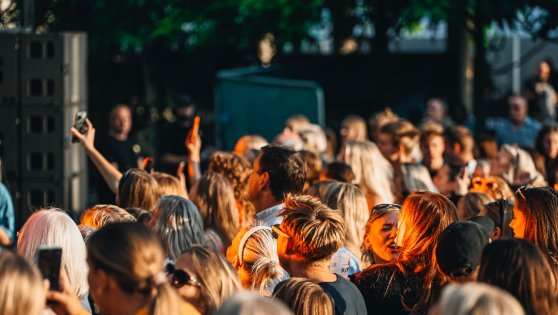 Mennesker til koncert i byparken