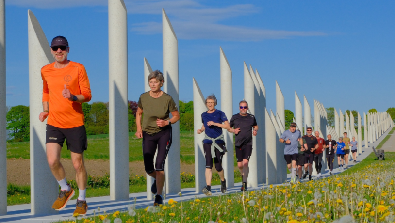 Jelling Viking Run løbere ved palisaderne i Jelling