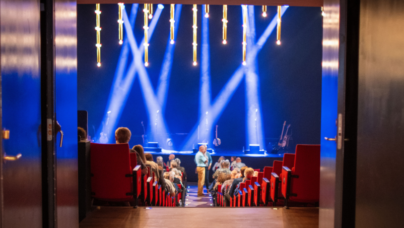 Kig ind til scene på Vejle Musikteater