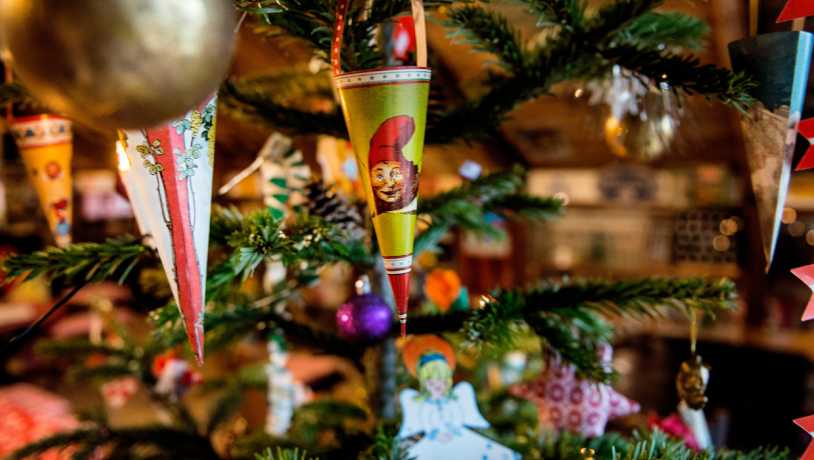 Julepynt på juletræ i Bindeballe Købmandsgård