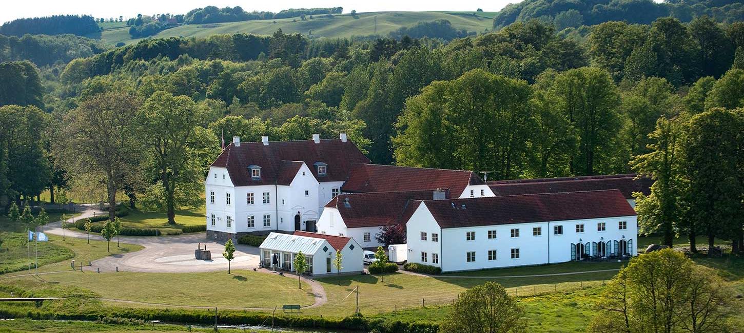 Udsigt over Haraldskær Sinatur Hotel og Konference en sommerdag