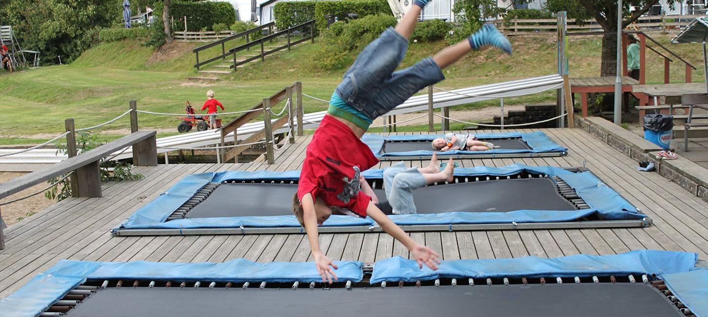 Børn på trampolin ved Randbøldal Camping