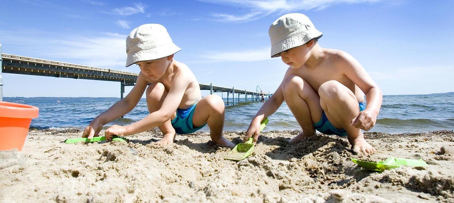 Børn leger i sandet på Hvidbjerg Strand