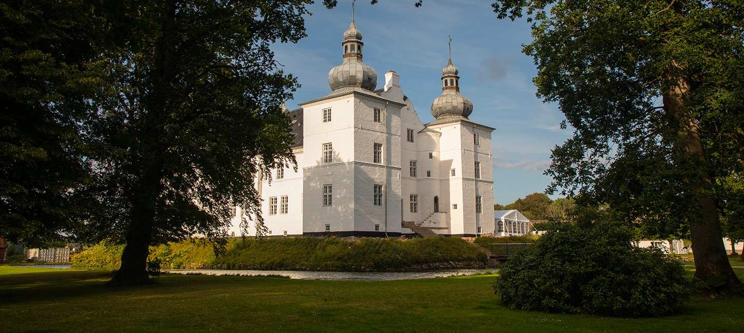 Engelsholm Slotspark i sommersolen