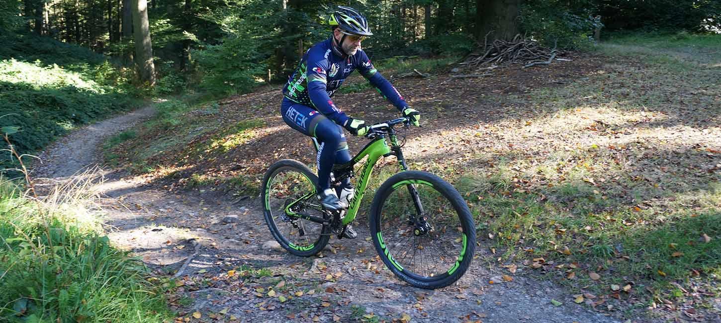 En person på mountainbike i Nørreskoven i Vejle