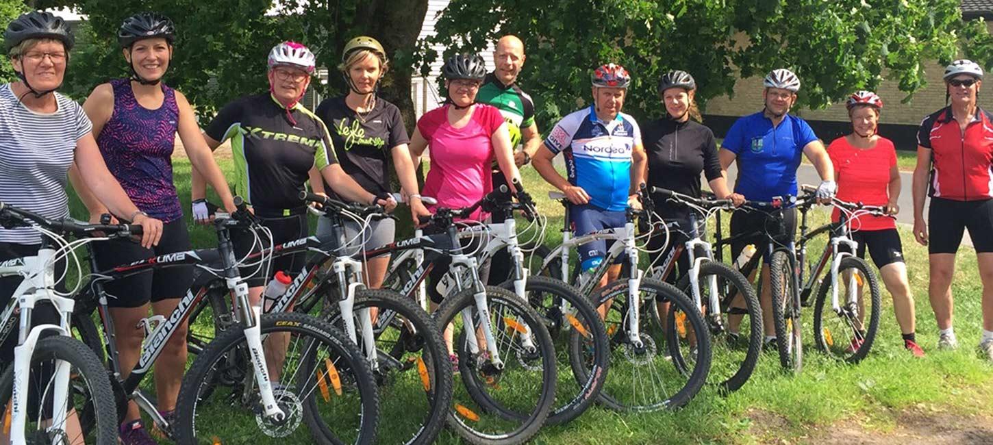 Et hold på mountainbike med Varneskov