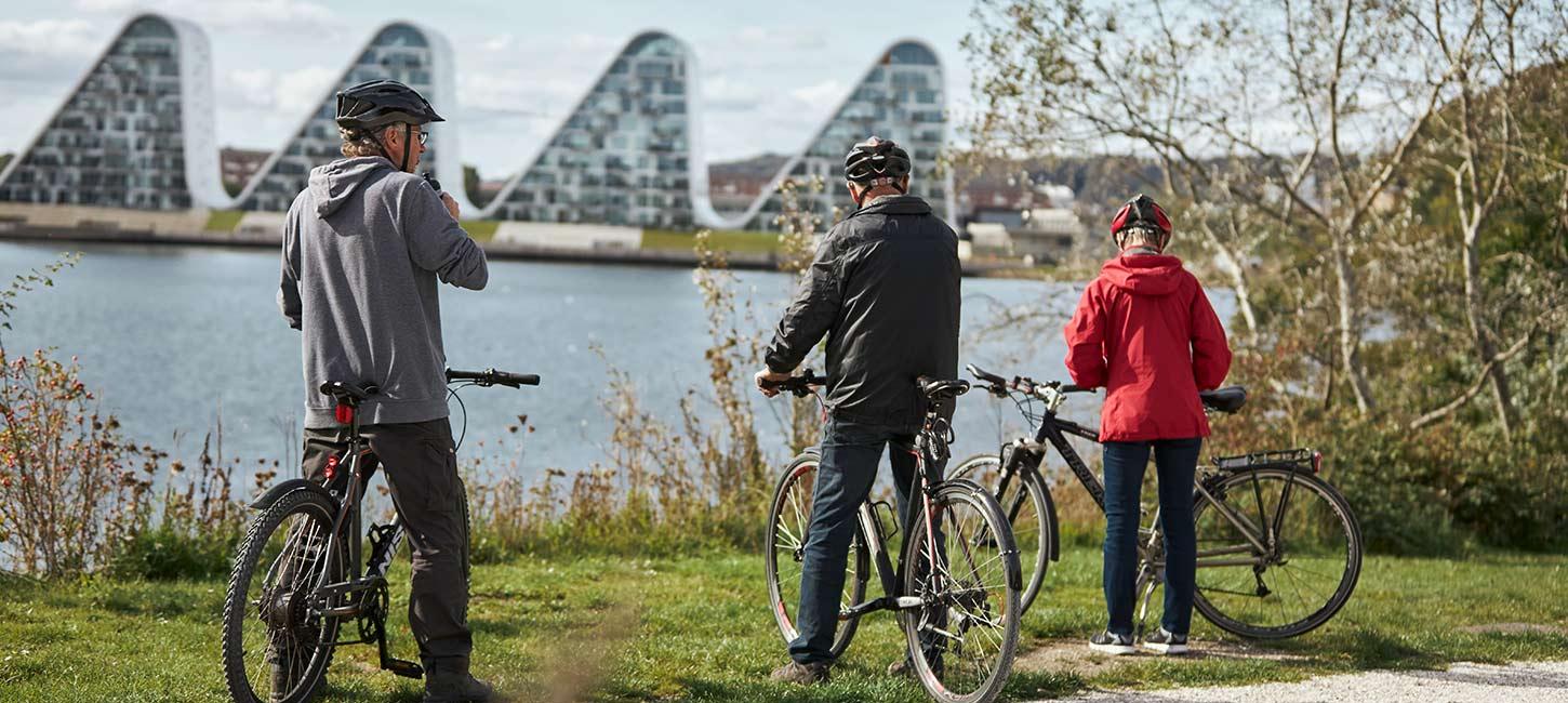 Cyklister foran Bølgen