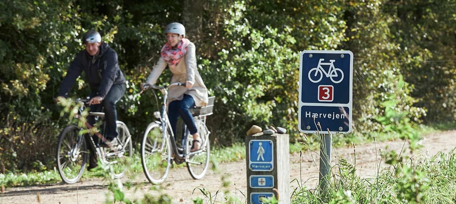 To cyklende på Hærvejen tæt ved Gudenåens Udspring