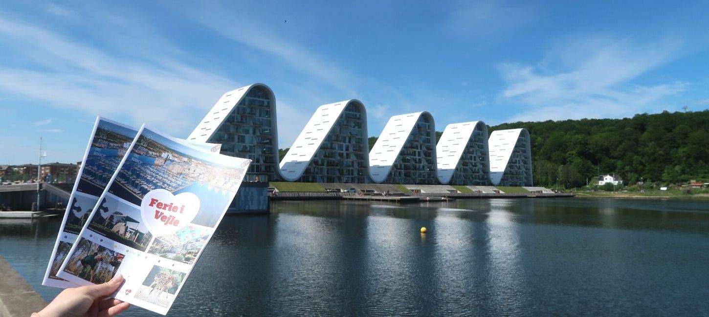 Oplevelsesguide Ferie i Vejle foran Bølgen ved Vejle Fjord