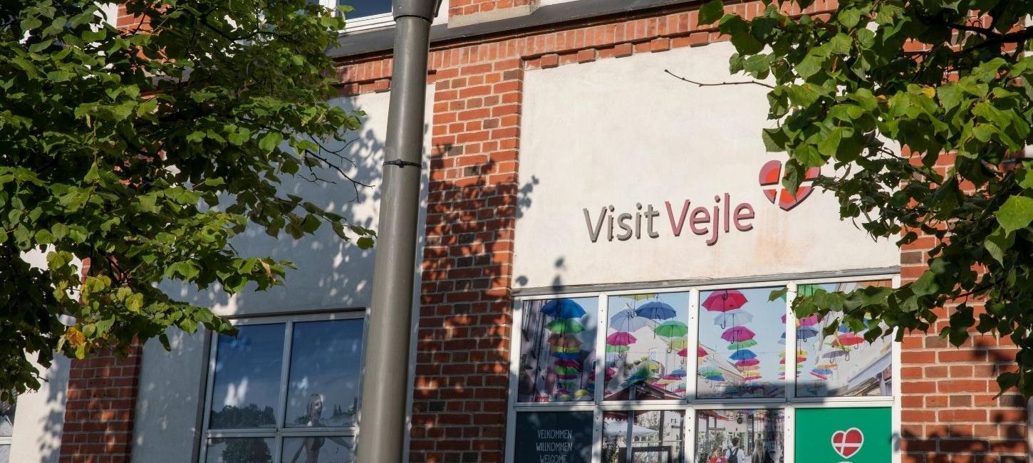 VisitVejle turistbureau set udefra en sommerdag
