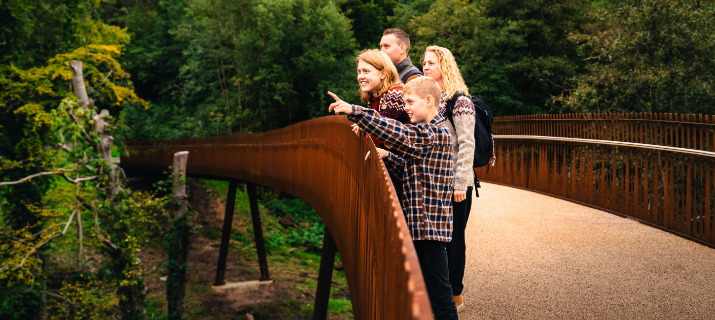 Familie på Stibroen over Grejsdalen