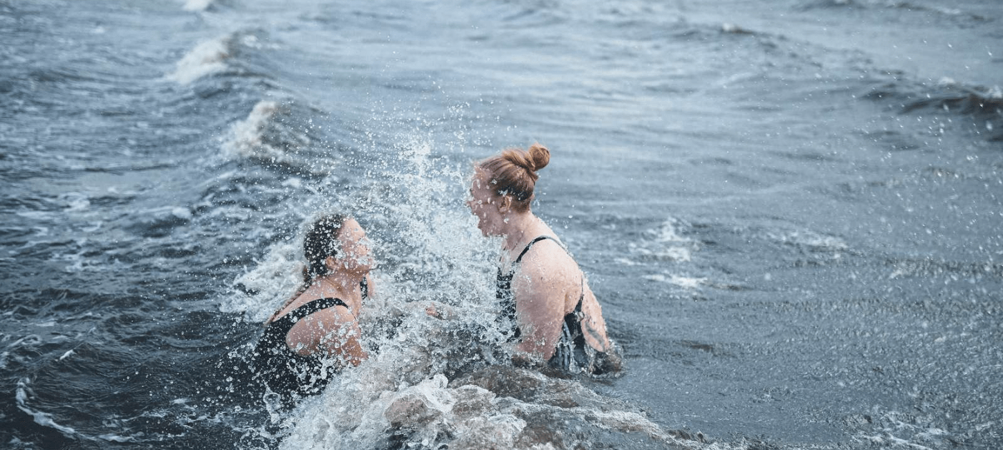 To piger til vinterbadning ved Tirsbæk Strand