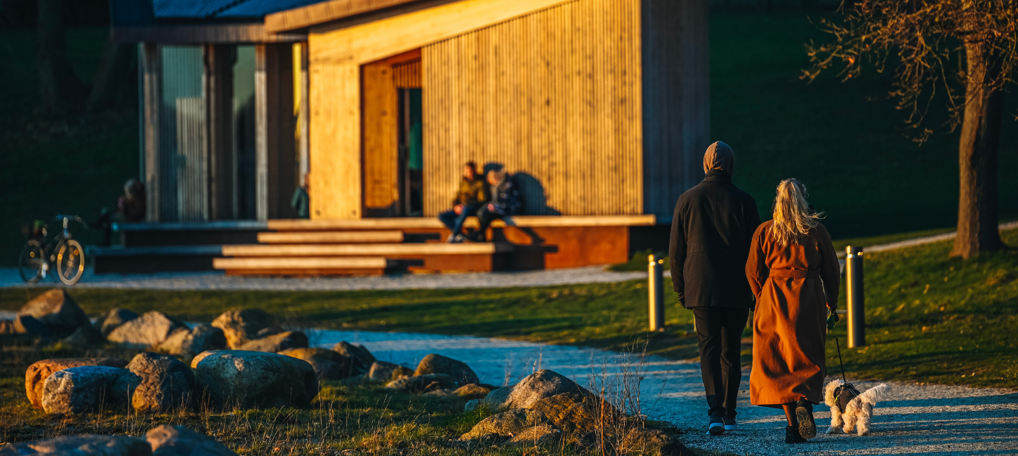 Gåtur om foråret ved Skyttehushaven i solnedgangen