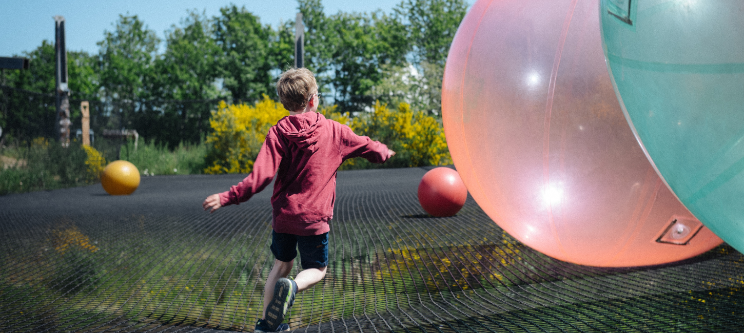 Dreng hopper i WOW PARK på stor trampolin med store bolde