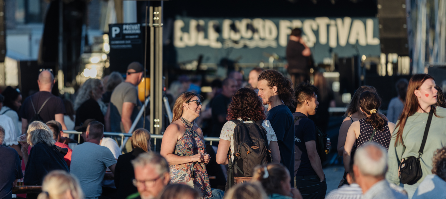 Mennesker foran scenen til Vejle Fjordfestival