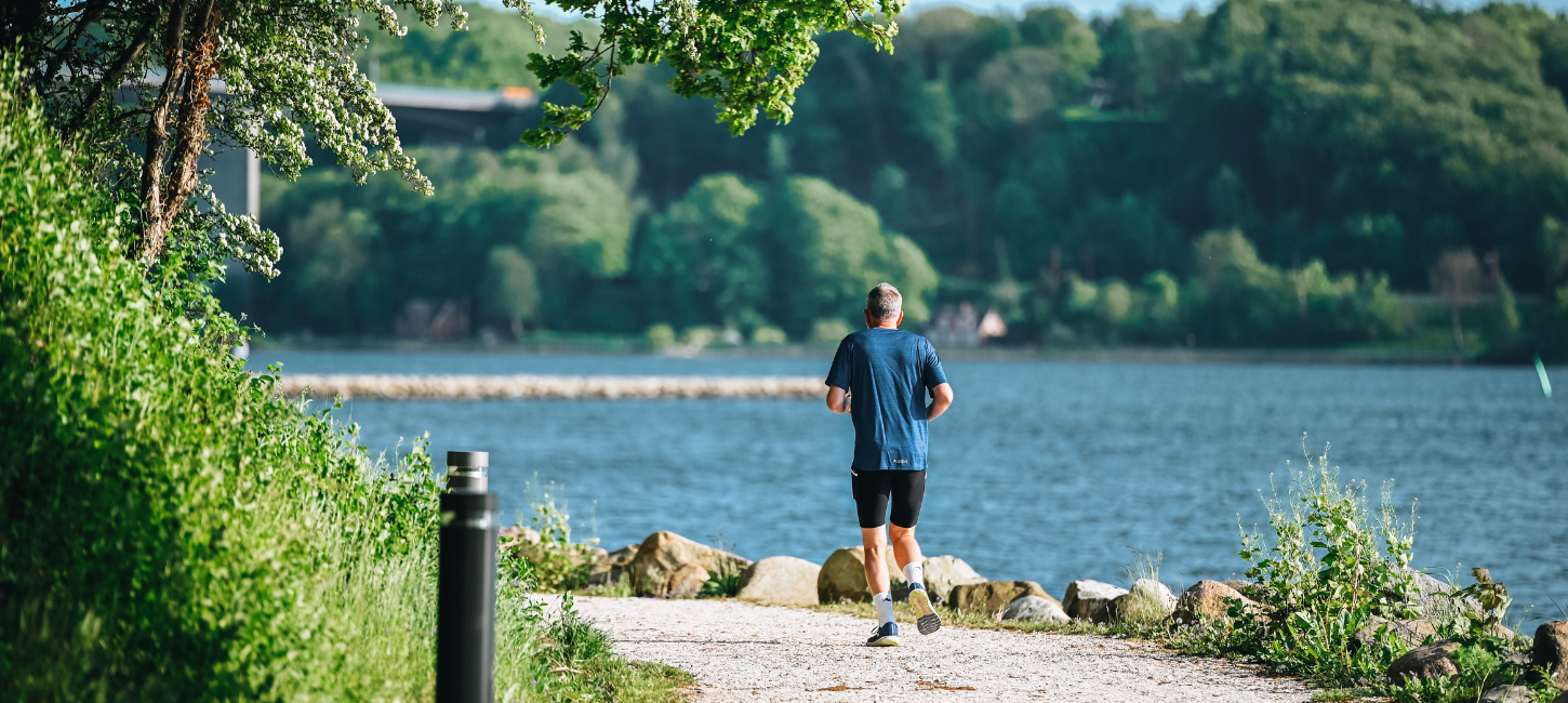 En løber på tur i Skyttehushaven en sommerdag