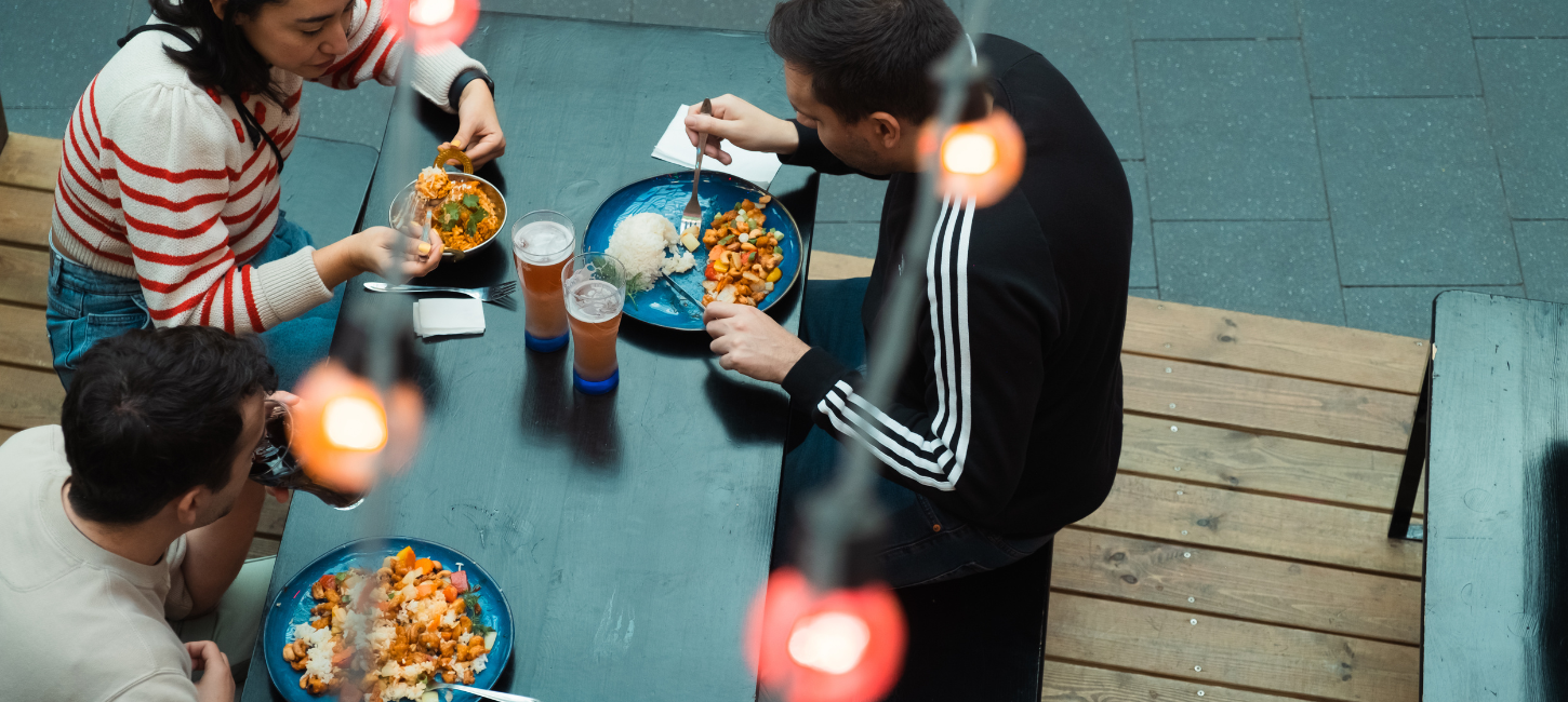 Venner spiser mad sammen i Paladspassagen Social Dining