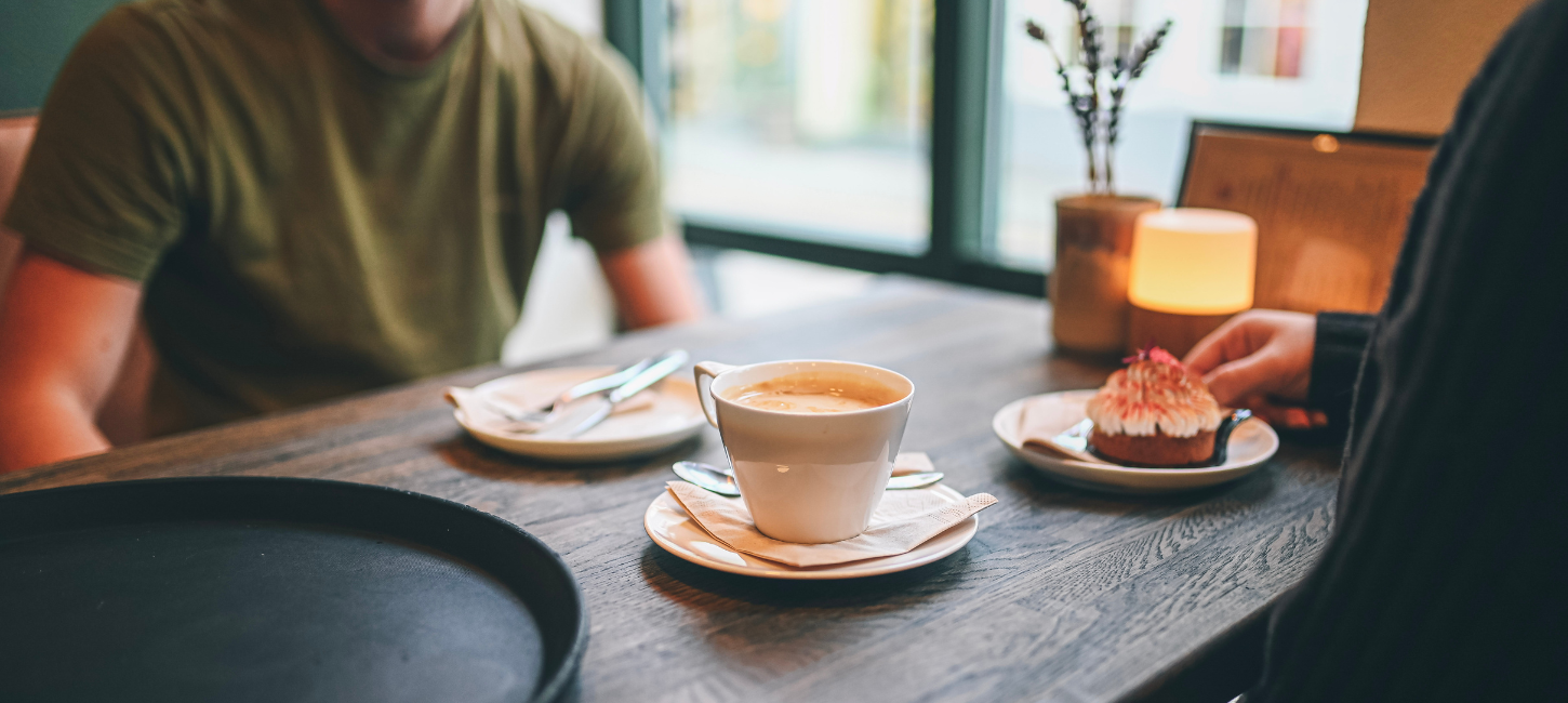 Konditoriet Conrads kaffe og kage ved bord