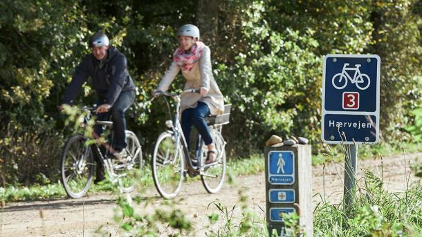 To cyklende på Hærvejen tæt ved Gudenåens Udspring