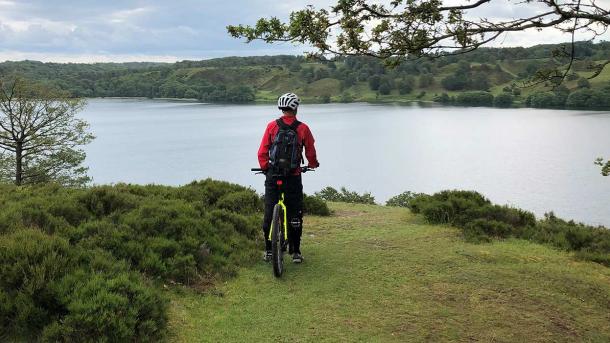 Mountainbikerytter med udsigt til sø