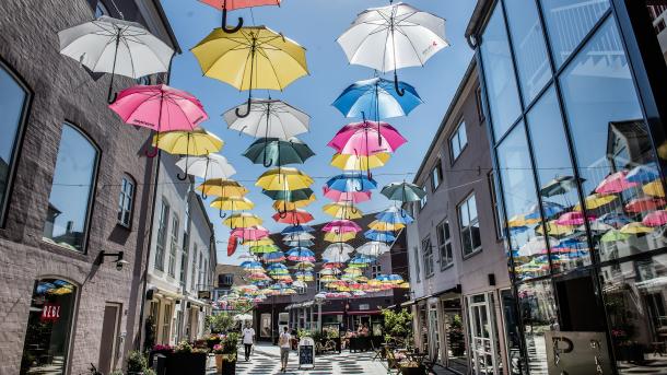 Blå himmel med paraplyer i Midtpunktet i Vejle 