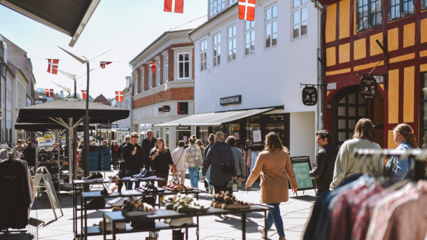 Mennesker på shoppetur i gågaden i Vejle