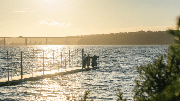 Mennesker på badebro ved Ibæk strand