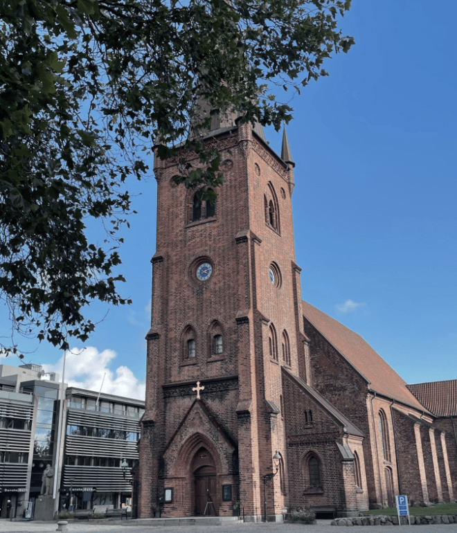 Sankt Nikolai Kirken i Vejle set udefra