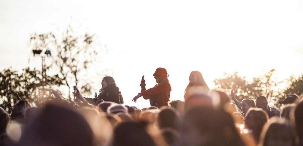 Festivalsgæster til koncert på Jelling Musikfestival