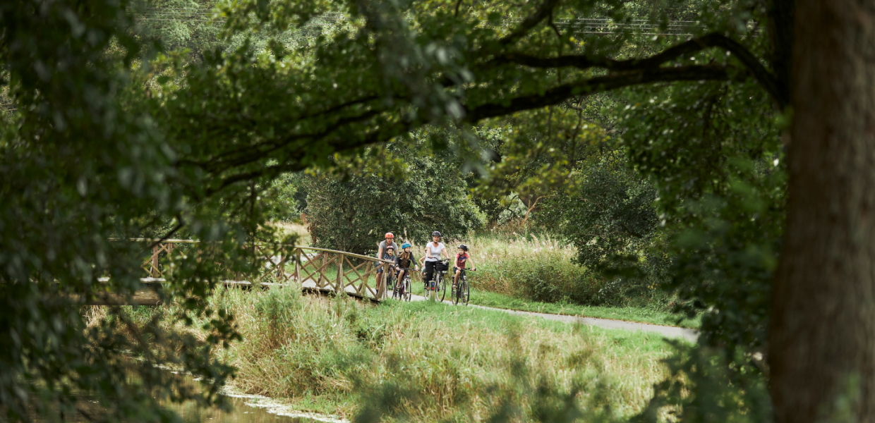 Familie cykler langs Bindeballestien