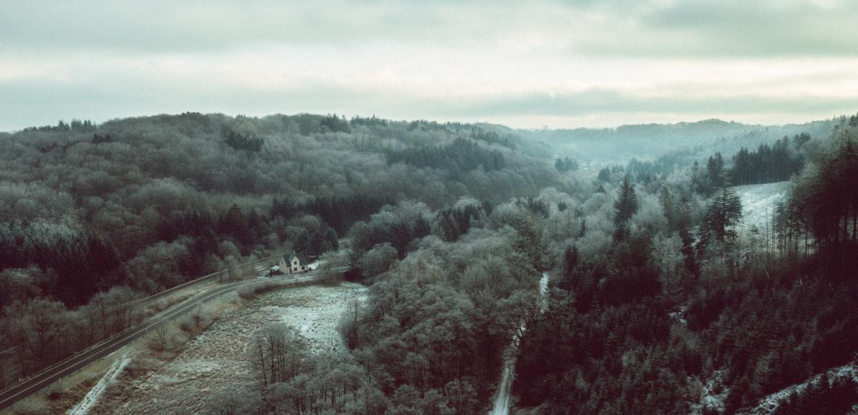 Dronebillede af Grejsdalen, hvor tågen kommer ind over dalen