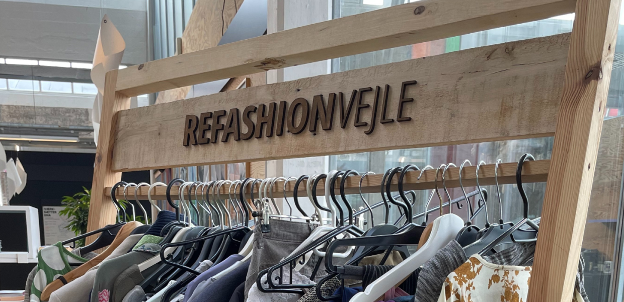 Tøjstativ med genbrugstøj fra ReFashion Vejle