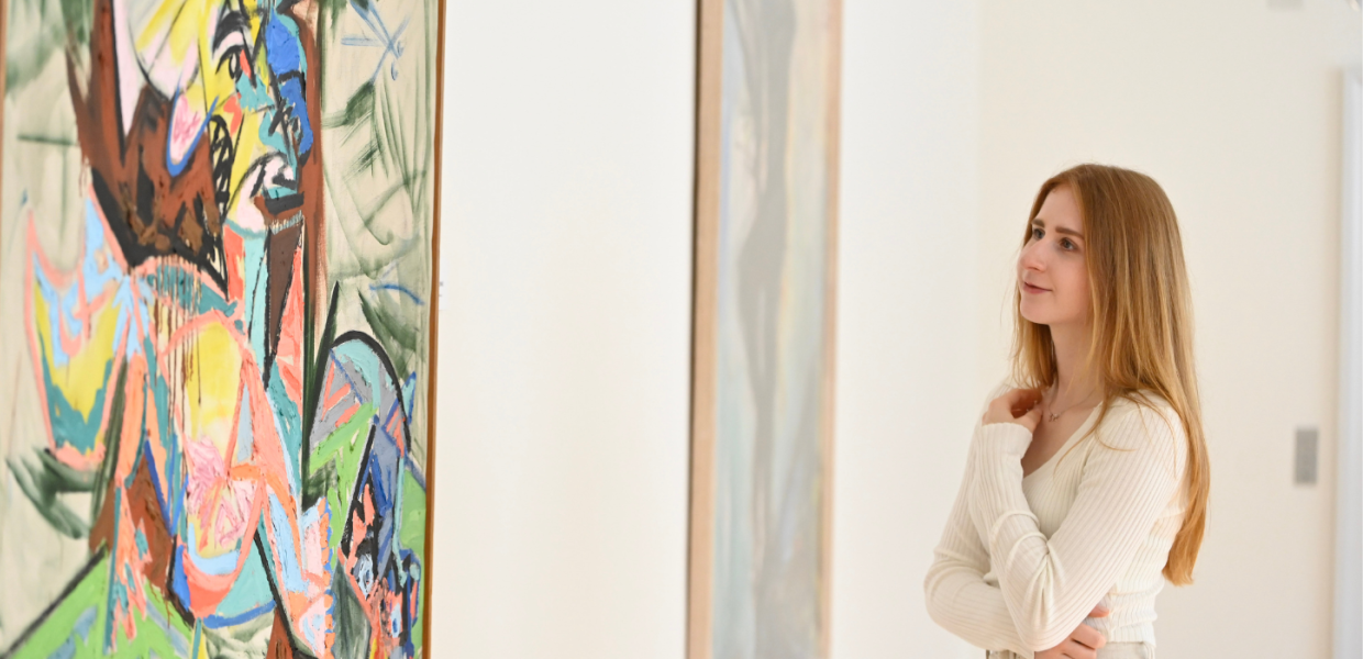 Gæst betragter kunst på Vejle Kunstmuseum