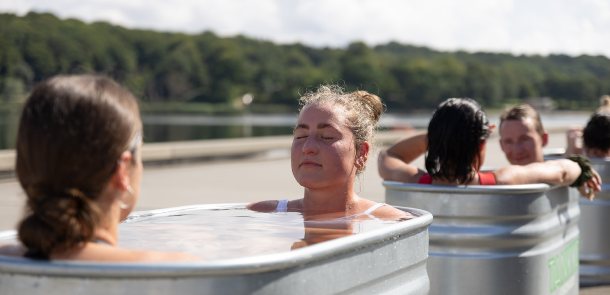 Kvinder sidder i kar efter saunagus med Saunatrucken i Vejle ved havnen
