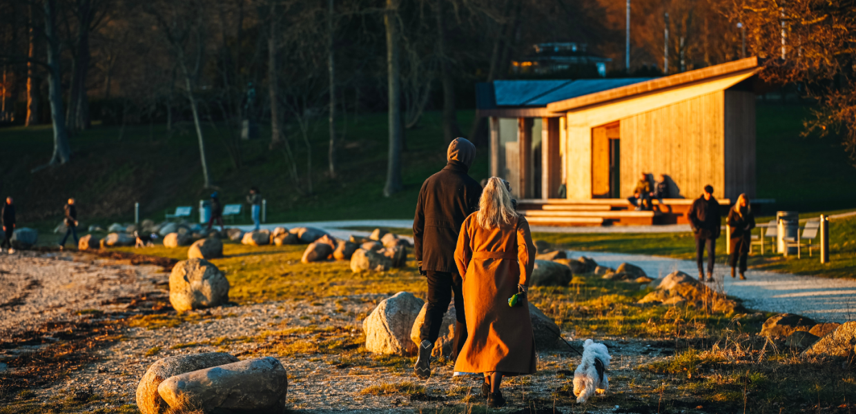Par på gåtur i Skyttehushaven ved Vejle Fjord på en forårsdag